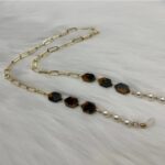 שרשרת למשקפיים זהב פנינים ודסקית פלסטיק מעוצבת