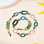 שרשרת לולאות גדולות בצבע ירוק שיש למשקפיים