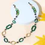 שרשרת לולאות גדולות בצבע ירוק שיש למשקפיים