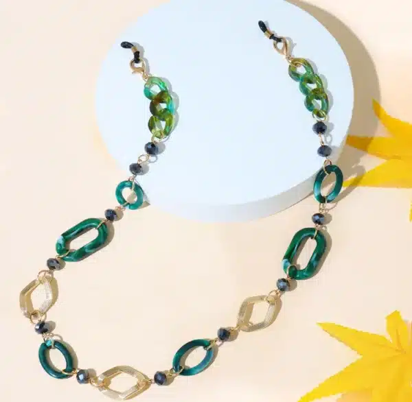 שרשרת לולאות גדולות בצבע ירוק שיש למשקפיים
