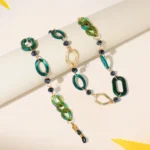 שרשרת לולאות גדולות בצבע ירוק שיש למשקפיים