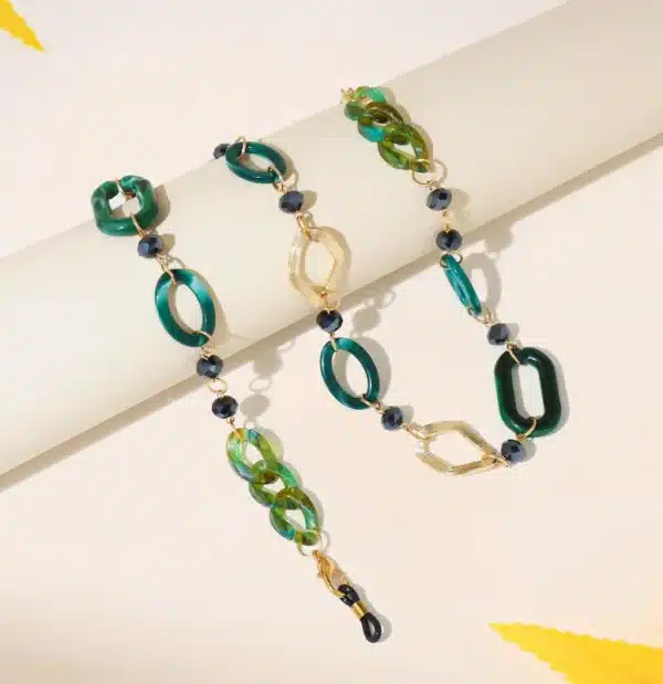 שרשרת לולאות גדולות בצבע ירוק שיש למשקפיים