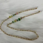 שרשרת זהב מעוצבת עם אבנים צבעוניות למשקפיים