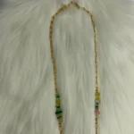 שרשרת זהב מעוצבת עם אבנים צבעוניות למשקפיים