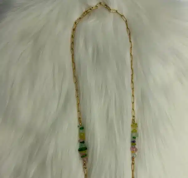 שרשרת זהב מעוצבת עם אבנים צבעוניות למשקפיים