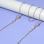 שרשרת זהב מעוצבת עם פנינים לבנות למשקפיים