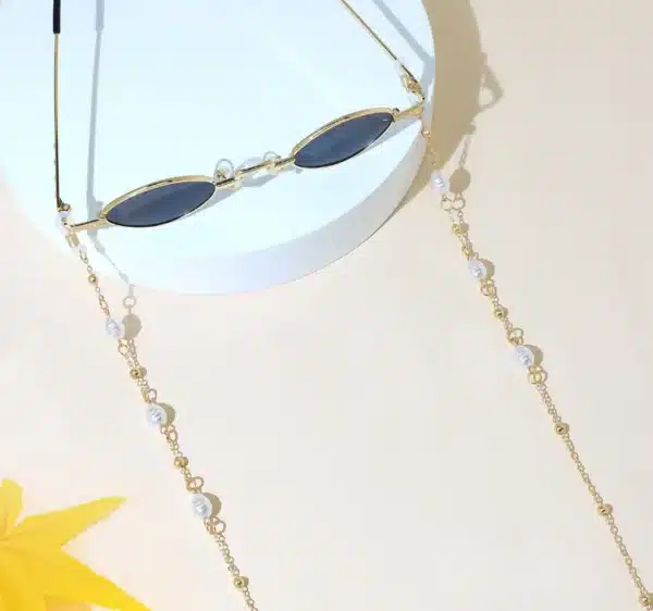 שרשרת זהב מעוצבת עם פנינים למשקפיים