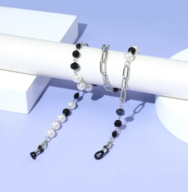 שרשרת כסף למשקפיים מעוצבת עם חרוזים בשחור ולב