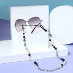 שרשרת כסף למשקפיים מעוצבת עם חרוזים בשחור ולב