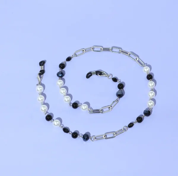 שרשרת כסף למשקפיים מעוצבת עם חרוזים בשחור ולב